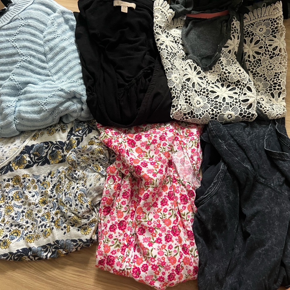 Women’s size M shirt bundle of 6 tops tanks sweater dash lucky brand floral